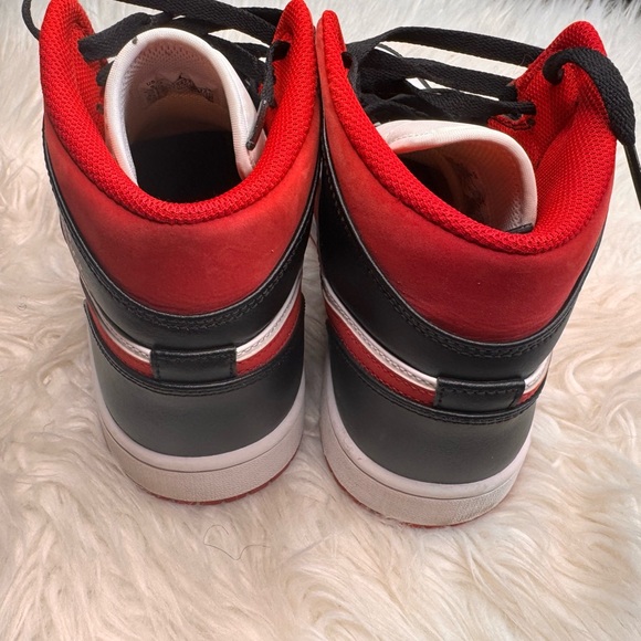 Nike Jordan 1 Mid Gym Red Black White Men's Basketball Shoes - Picture 4 of 7